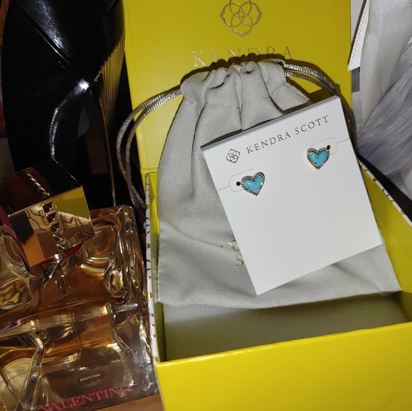 Kendra Scott Jewelry - Kendra💙hearrings